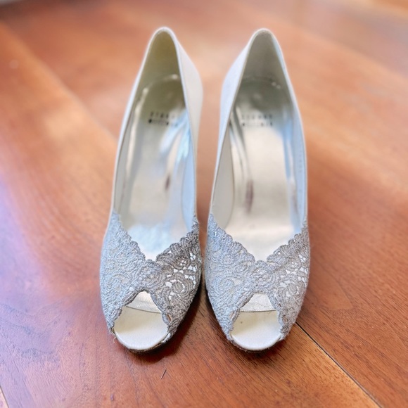 Stuart Weitzman Chantelle Ivory Chantilly Lace bridal shoes - Picture 1 of 1